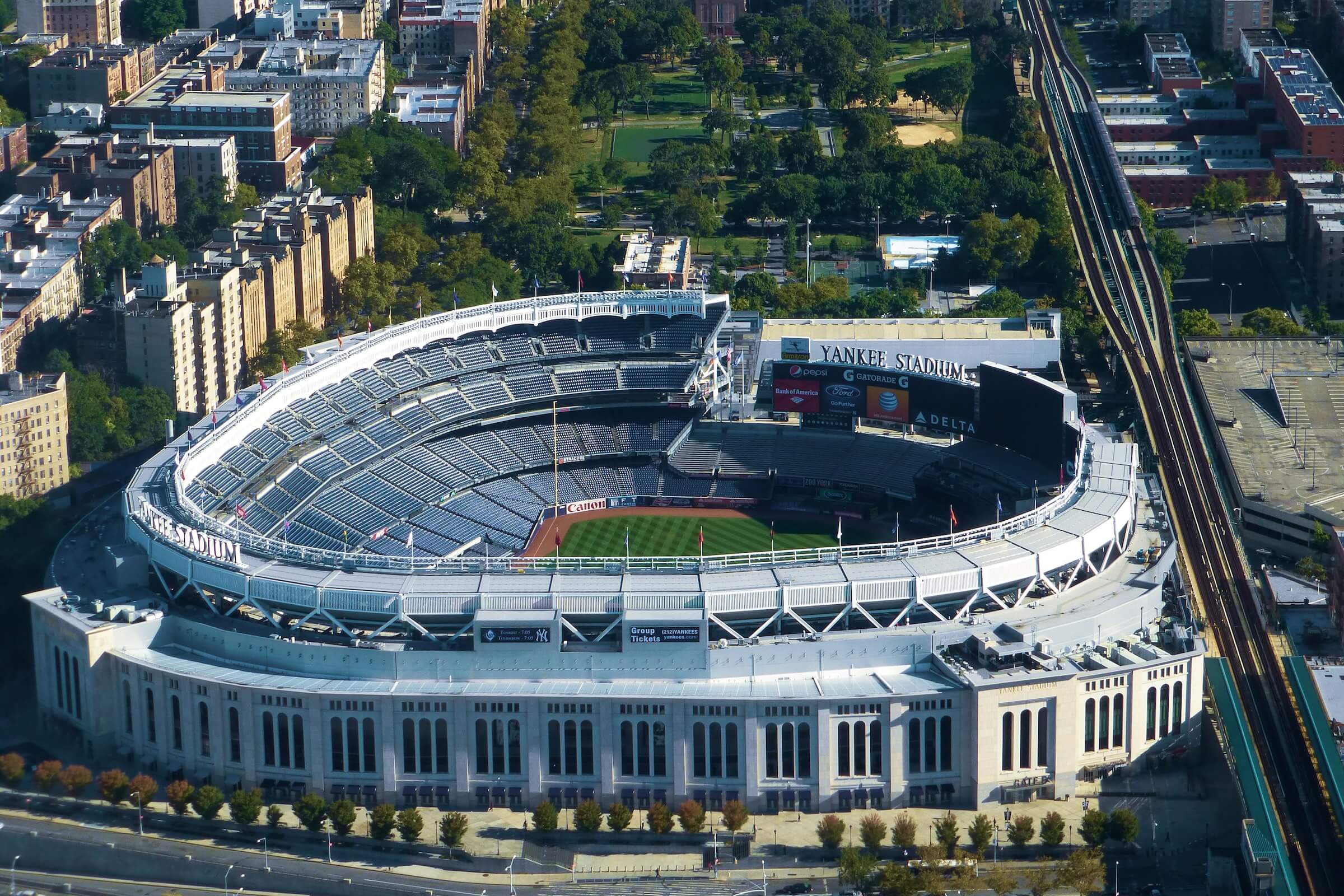 capacity of new york yankee stadium